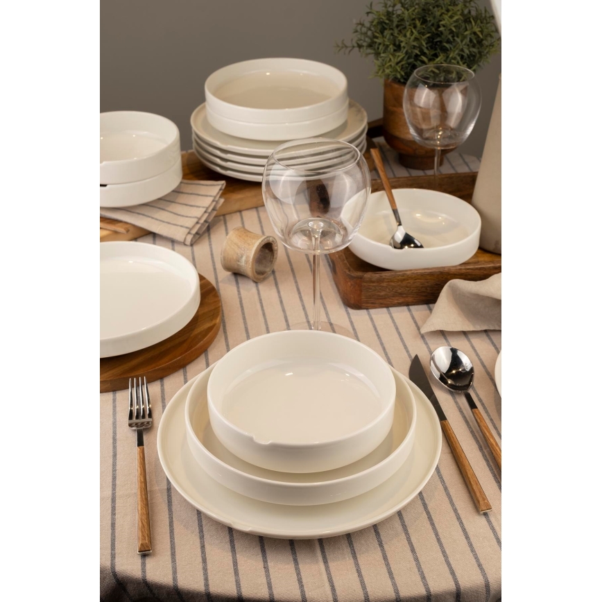 18-dielna jedálenská súprava z bieleho porcelánu