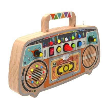 Drevená hračka boombox s farebnými gombíkmi a prepínačmi; napodobňuje funkcie prehrávača kaziet; je určená pre deti.
