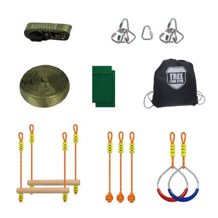 Sada pre stromové lanové ihrisko obsahuje popruhy, karabíny, lano, drevené tyče, závesné laná, krúžky a ochranné puzdro.