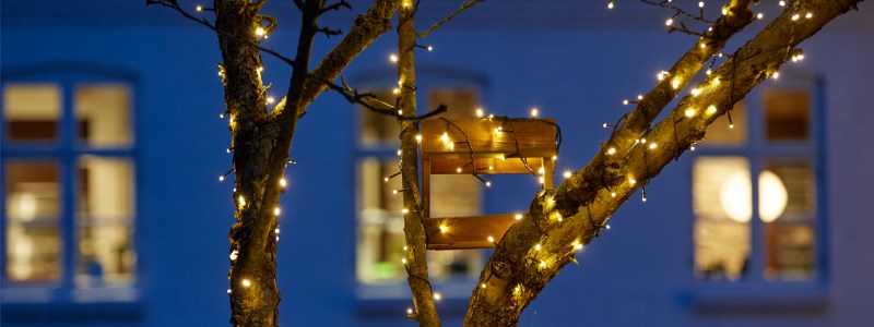 Ako uchytiť vianočné osvetlenie na dom?