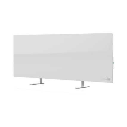 Plošný elektrický ohrievač stojí na dvoch strieborných podstavcoch. Je biely, obdĺžnikového tvaru a v pravom dolnom rohu má logo „AENO“.