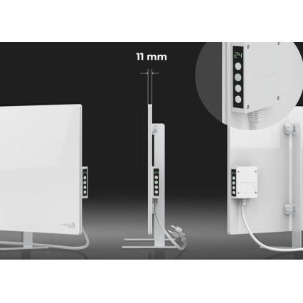 Elektrický panelový ohrievač s rozmermi 11 mm, zobrazuje nastavenú teplotu, stojaci na nožičkách, s ovládaním na boku.