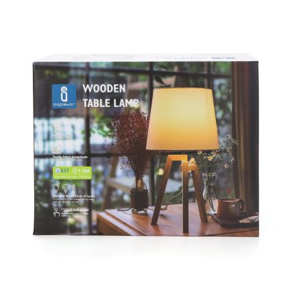 Drevená stolová lampa s textilným tienidlom stojí na drevenom stolíku. Svetlo svieti. Balenie uvádza: E27, 1,5M, vhodné pre všetky typy žiaroviek, 25 000 - 6 000.