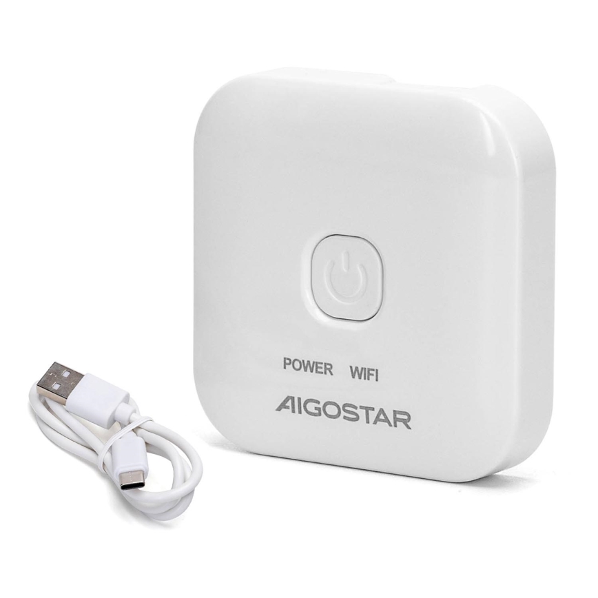 Biela štvorcová nabíjačka AIGOSTAR s tlačidlom zapnutia/vypnutia a nápismi „POWER“ a „WIFI“ je položená vedľa USB kábla.
