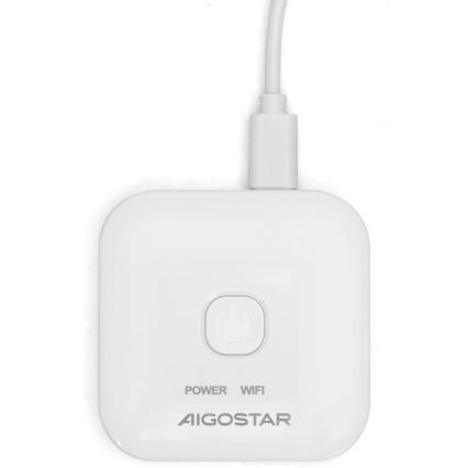 Biely štvorcový WiFi adaptér AIGOSTAR je pripojený k nabíjaciemu káblu. Na adaptéri je tlačidlo zapnutia/vypnutia a nápisy POWER a WIFI.