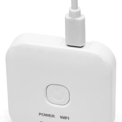 Biela WiFi zásuvka je pripojená k USB káblu. Na jej povrchu sú tlačidlá označené „POWER“ a „WIFI“.