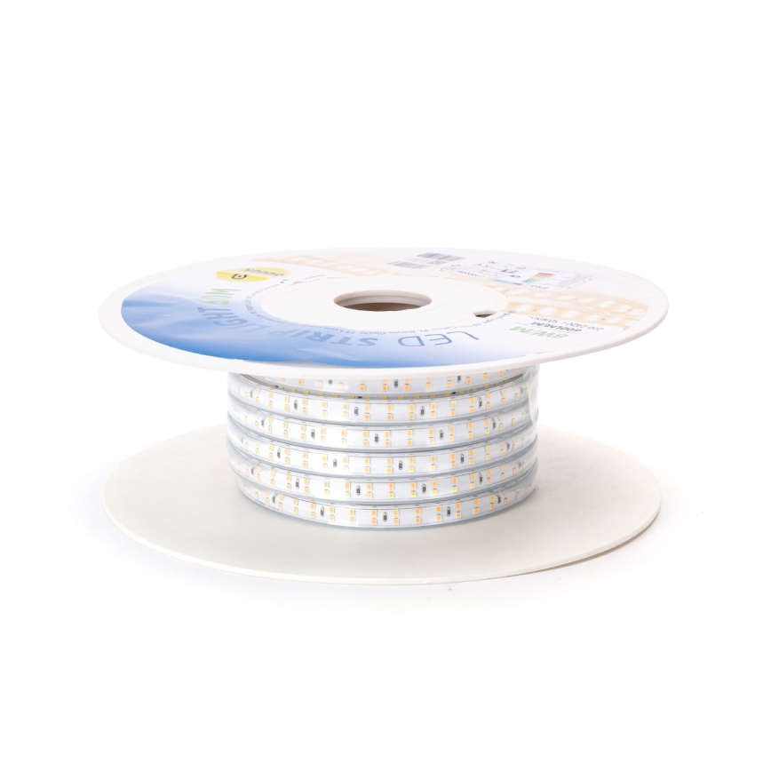 LED pásik je navinutý na cievke. Cievka je položená na podložke. Na cievke je nápis „LED STRIP LIGHT“.