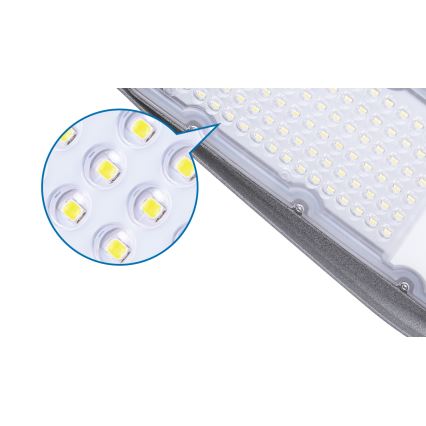 LED pouličné svietidlo s mnohými LED diódami zabudovanými v sivom hliníkovom tele. Detailne zobrazuje usporiadanie jednotlivých LED diód. Svietidlo je určené pre vonkajšie použitie.