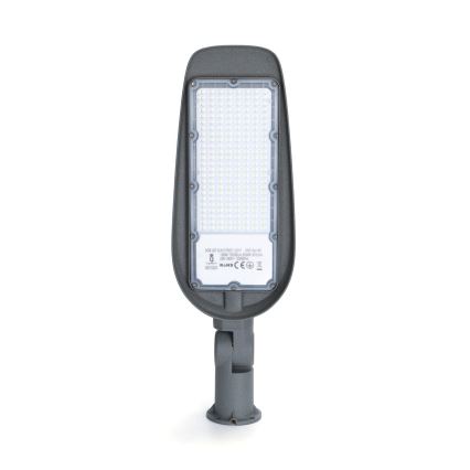 LED pouličné svietidlo s mnohými LED diódami svieti na bielom pozadí. Na zadnej strane je viditeľný štítok s označením: 30W-45W SLIM STREET LIGHT, IP65, IK08, 120-240V, 50/60HZ, GUANZHOU. Súčasťou je aj označenie RoHS a CE.