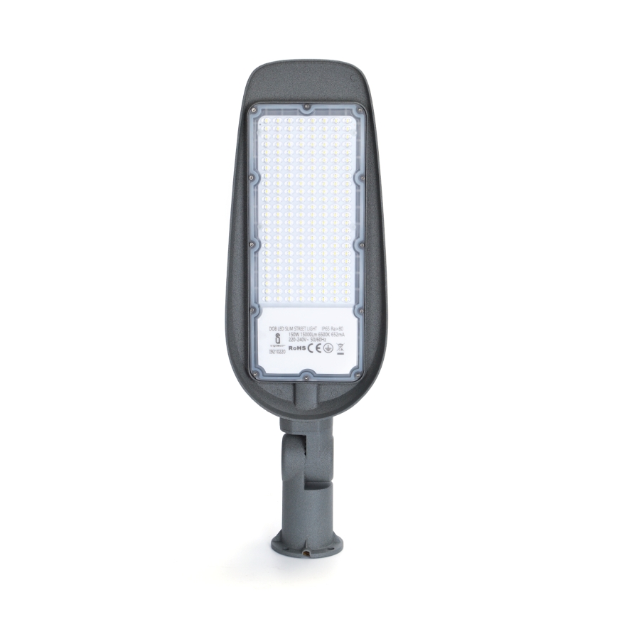 LED pouličné svietidlo s mnohými LED diódami svieti na bielom pozadí. Na zadnej strane je viditeľný štítok s označením: 30W-45W SLIM STREET LIGHT, IP65, IK08, 120-240V, 50/60HZ, GUANZHOU. Súčasťou je aj označenie RoHS a CE.