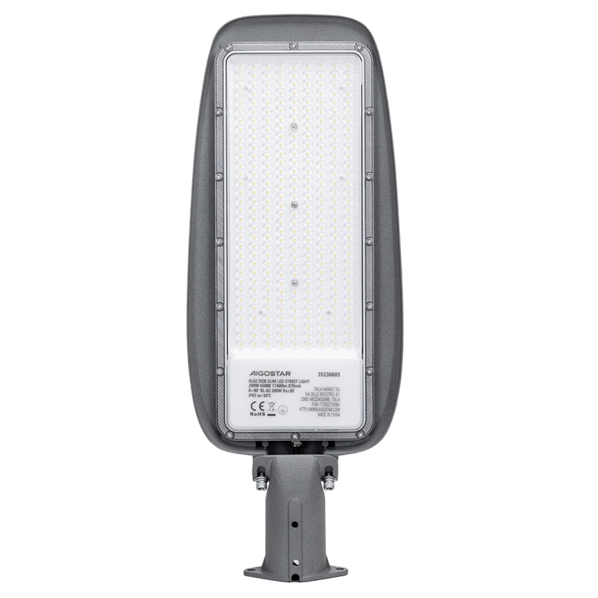 LED pouličná lampa svieti. Je sivá, pripevnená k stĺpu. Na lampe je štítok s údajmi: AIGOSTAR 191339605, 80/100/120/150W, 6500K, IP65, -20°C do +50°C.