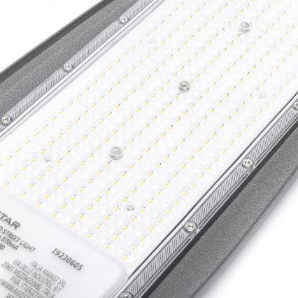LED pouličné svietidlo s mnohými malými LED diódami je umiestnené na bielom pozadí. Na svietidle je kód 19230605 a údaje výrobcu: ITALIA MARKET SRL, VIA DELLE INDUSTRIE 9/1, 20883 MEZZAGO (MB), ITALIA, PIVA: IT1050273009.
