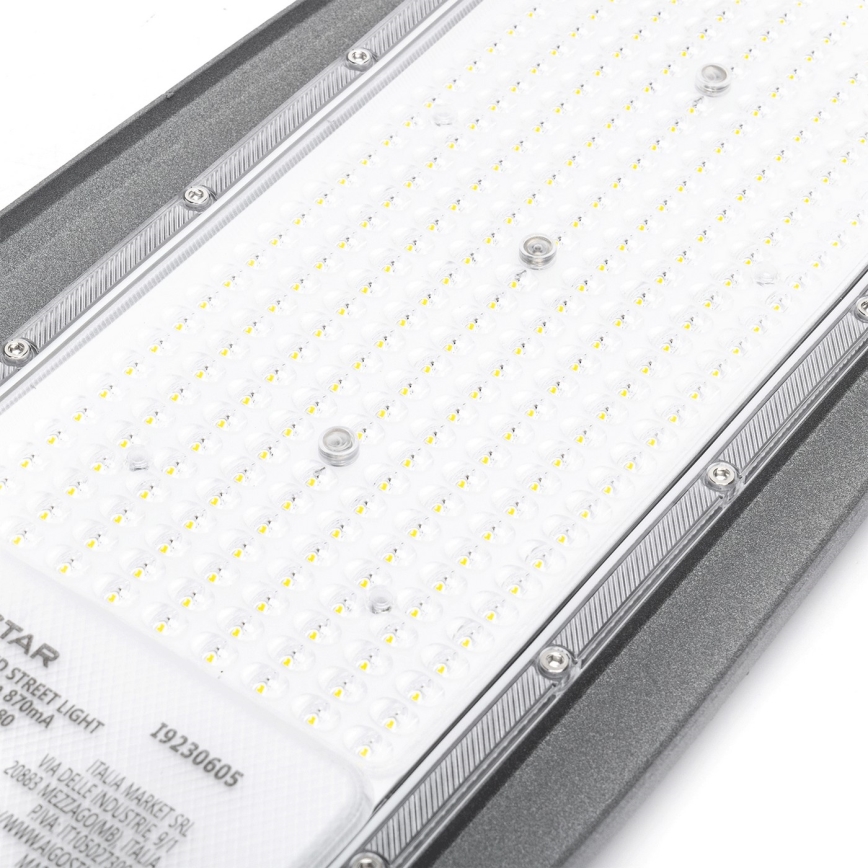 LED pouličné svietidlo s mnohými malými LED diódami je umiestnené na bielom pozadí. Na svietidle je kód 19230605 a údaje výrobcu: ITALIA MARKET SRL, VIA DELLE INDUSTRIE 9/1, 20883 MEZZAGO (MB), ITALIA, PIVA: IT1050273009.