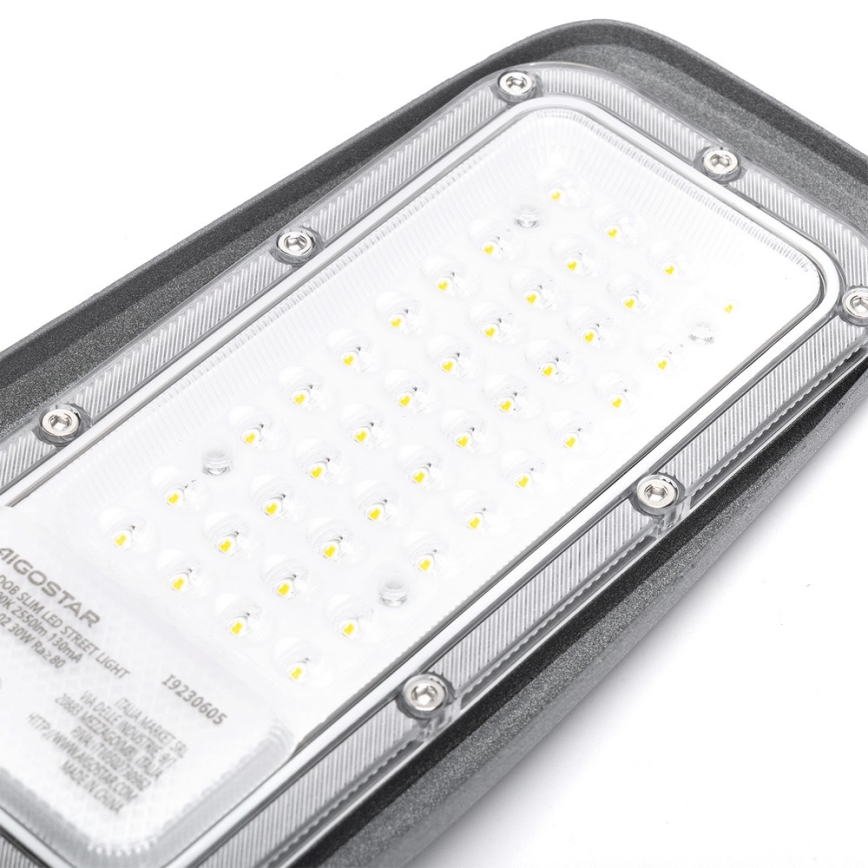 LED pouličné svietidlo s mnohými diódovými svetlami je umiestnené na bielom pozadí. Na svietidle je text: AIGOSTAR DOB SLIM LED STREET LIGHT 100K 2550lm 130mA 30W Ra80 19230605 20883 MEZZAGORB (ITA) VIA DELLE INDUSTRIE ITALIA MARKET SRL HTTP://WWW.AIGOSTAR.COM MADE IN CHINA.