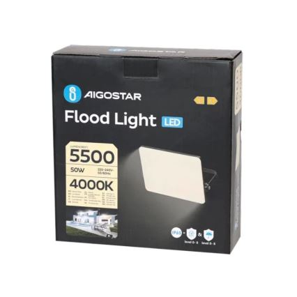 LED zaplavujúce svetlo AIGOSTAR s výkonom 50W, 5500 lúmenov a farbou svetla 4000K je zobrazené na čiernej krabici. Krabica obsahuje popis technických parametrov a ochrany IP65. Na krabici je aj ilustračná fotografia použitia svetla.
