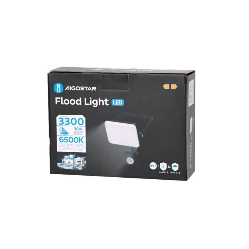 LED zaplavujúce svetlo AIGOSTAR svieti. Balenie zobrazuje svetlo s detektorom pohybu, technické údaje 3300 lúmenov, 30W, 6500K a triedou ochrany IP65. Na obale je ilustrácia použitia svetla na osvetlenie exteriéru.