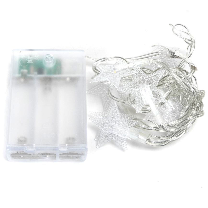 Svetielkový veniec s hviezdicovými LED diódami je zrolovaný vedľa priehľadného batériového boxu s tromi batériami.