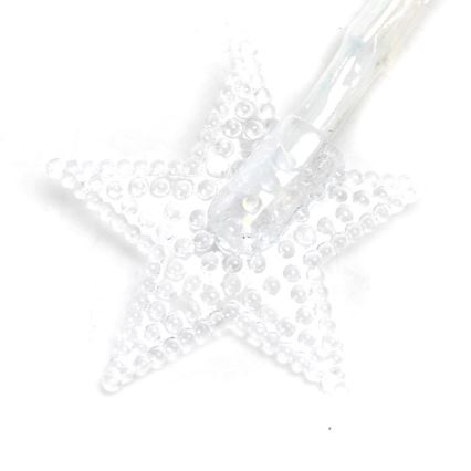 Hviezdica z priehľadného materiálu s malými guličkami je pripojená k svetelnému káblu. Svietiaca dióda je umiestnená v strede hviezdice. Biely pozadia.