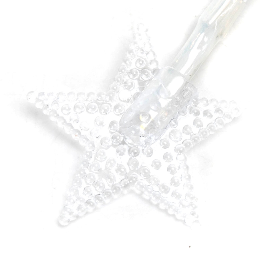 Hviezdica z priehľadného materiálu s malými guličkami je pripojená k svetelnému káblu. Svietiaca dióda je umiestnená v strede hviezdice. Biely pozadia.