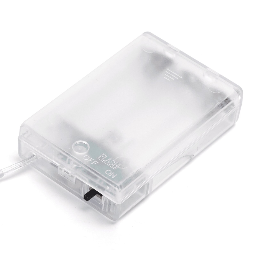Priehľadná plastová krabička s batériami obsahuje vypínač s polohami „OFF“, „FLASH“ a „ON“. Krabička je položená na bielom pozadí.