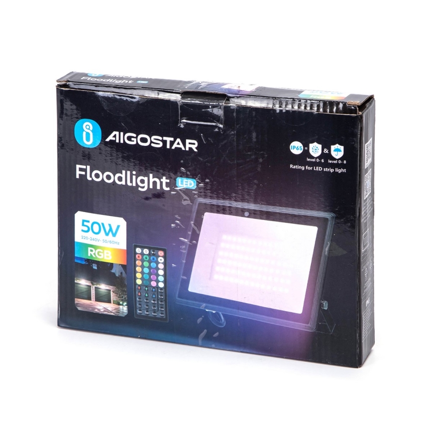 LED reflektor 50W RGB s diaľkovým ovládaním v čiernej krabici. Reflektor je zobrazený v prevádzke, krabica obsahuje technické údaje a označenie IP65.