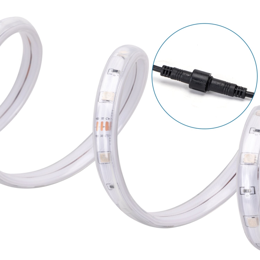 LED pásik je stočený na ploche. Pásik má označenie farieb: B R G C. Súčasťou je aj zobrazený čierny konektor.