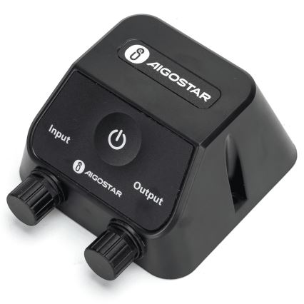 Čierna elektronická krabička s dvoma otočnými gombíkmi, tlačidlom zapnutia/vypnutia a označením „Input“, „Output“ a logom „AIGOSTAR“. Krabička je umiestnená na bielom pozadí.