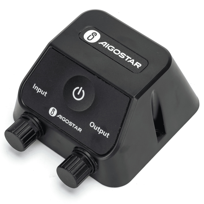 Čierna elektronická krabička s dvoma otočnými gombíkmi, tlačidlom zapnutia/vypnutia a označením „Input“, „Output“ a logom „AIGOSTAR“. Krabička je umiestnená na bielom pozadí.