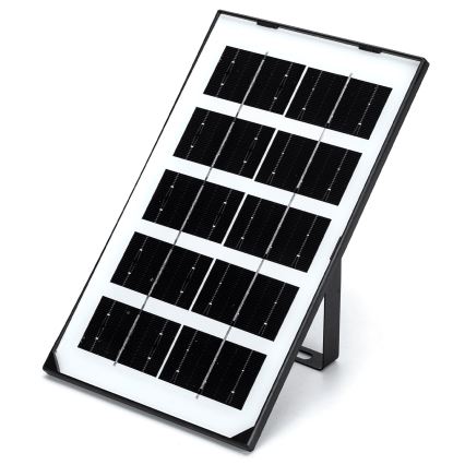 Solárny panel s dvanástimi článkami zachytáva slnečné svetlo. Je umiestnený na čiernom stojane na bielom pozadí.