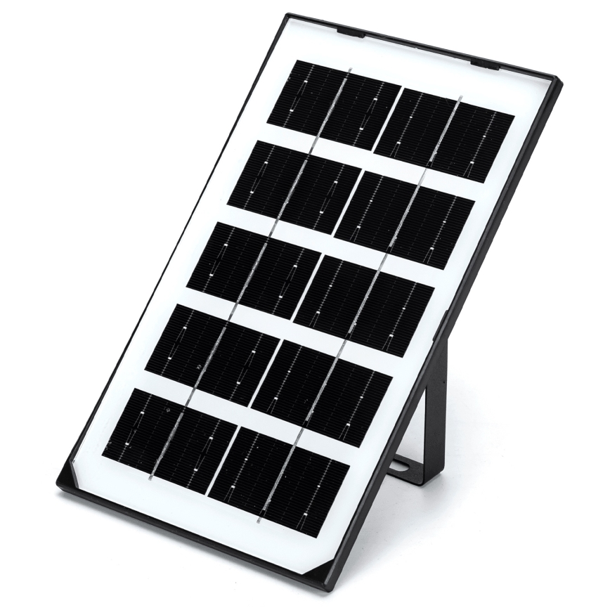 Solárny panel s dvanástimi článkami zachytáva slnečné svetlo. Je umiestnený na čiernom stojane na bielom pozadí.