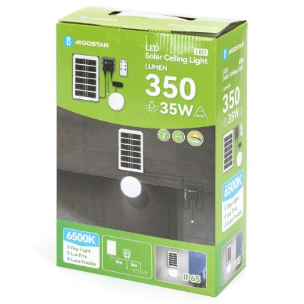 Balenie solárneho stropného LED svetla. Svetlo je namontované na stene. Balenie obsahuje solárny panel, nabíjaciu jednotku, diaľkové ovládanie a samotné svetlo.