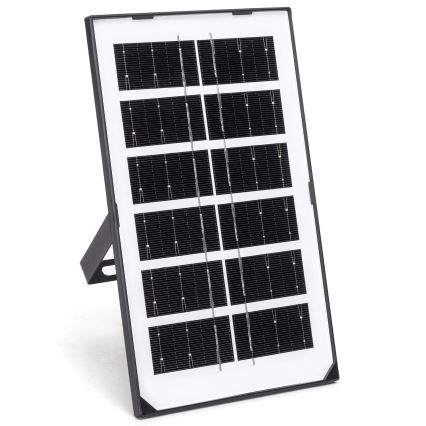 Solárny panel s dvanástimi článkami je umiestnený na čiernom ráme s oporným stojanom. Panel je na bielom pozadí.