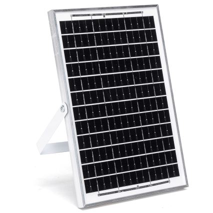 Solárny panel s tmavými článkami je umiestnený na bielom stojane na svetlom pozadí. Panel je obklopený hliníkovým rámom.