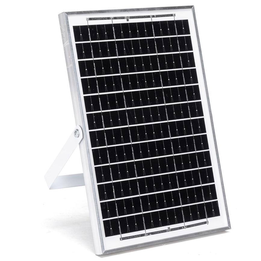 Solárny panel s tmavými článkami je umiestnený na bielom stojane na svetlom pozadí. Panel je obklopený hliníkovým rámom.