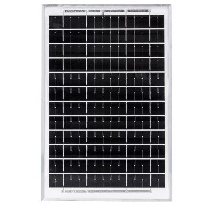 Solárny panel je zobrazený na bielom pozadí. Panel je obdĺžnikový a skladá sa z mnohých malých, tmavo sfarbených fotovoltaických článkov usporiadaných do mriežky, založený v striebornom ráme.