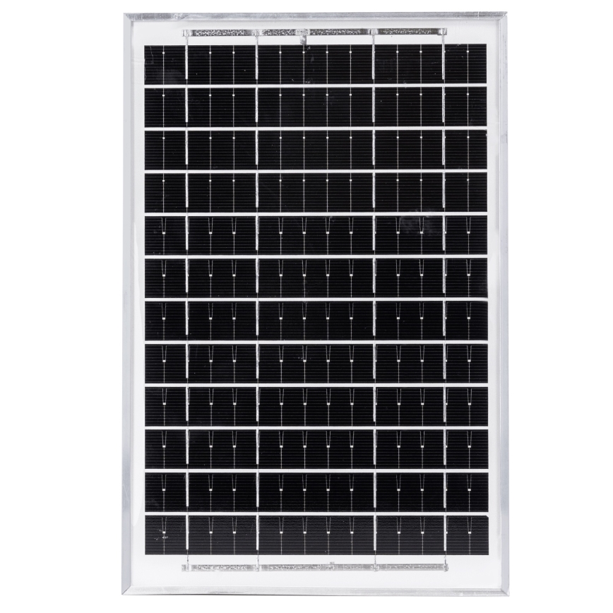 Solárny panel je zobrazený na bielom pozadí. Panel je obdĺžnikový a skladá sa z mnohých malých, tmavo sfarbených fotovoltaických článkov usporiadaných do mriežky, založený v striebornom ráme.