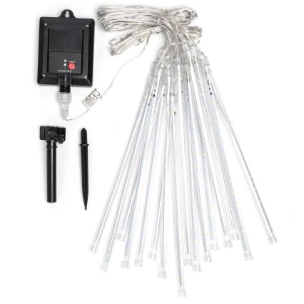 Solárna svetelná reťaz s viacerými dlhými tyčkami obsahujúcimi LED diódy, je súčasťou balenia solárny panel, držiak a kolík do zeme. Svetelná reťaz je pripravená na umiestnenie vonku.