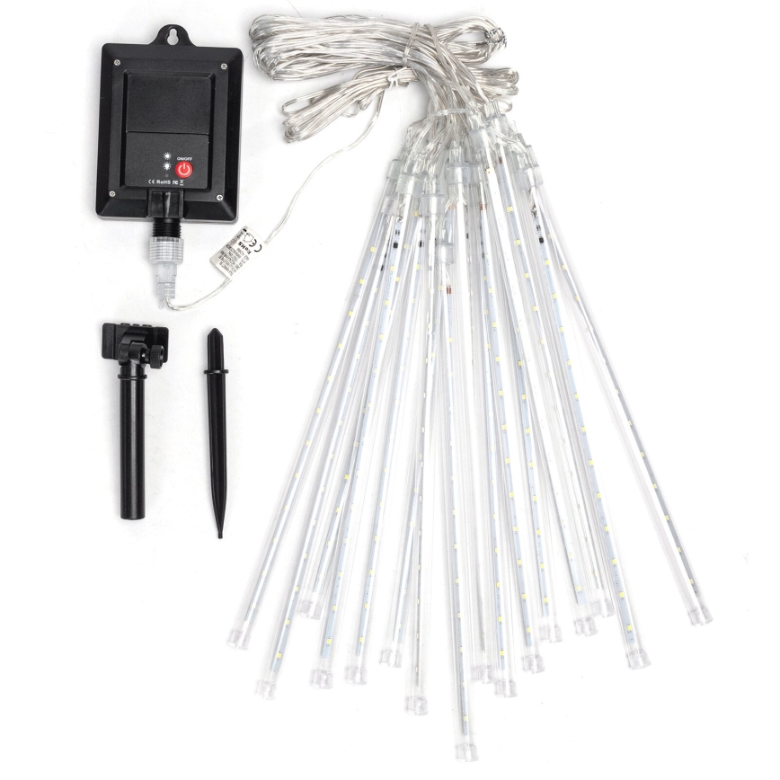 Solárna svetelná reťaz s viacerými dlhými tyčkami obsahujúcimi LED diódy, je súčasťou balenia solárny panel, držiak a kolík do zeme. Svetelná reťaz je pripravená na umiestnenie vonku.