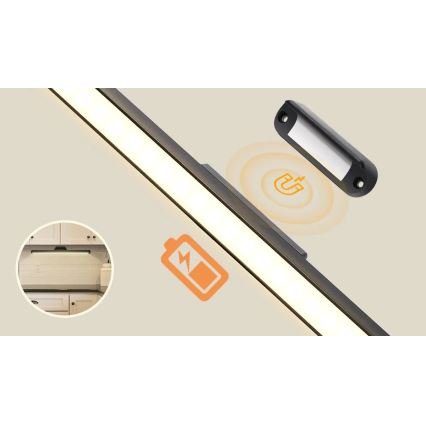 Dlhá LED diódová lampa sa pripája magneticky k batériovému modulu. Lampa svieti. Je umiestnená pod kuchynskou linkou.