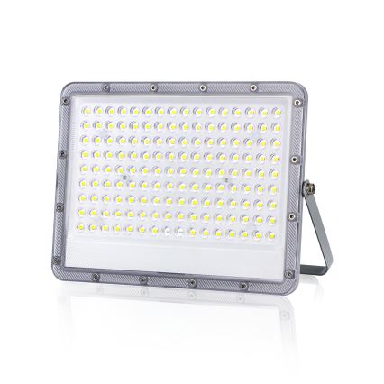 LED reflektor s mnohými malými LED diódami umiestnenými v obdĺžnikovej štruktúre, je umiestnený na bielom pozadí. Reflektor má sivý kovový rám a držiak.