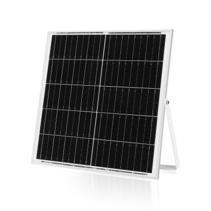 Solárny panel s dvoma sekciami článkov stojí na bielom stojane proti bielemu pozadiu. Panel je umiestnený pod miernym uhlom.