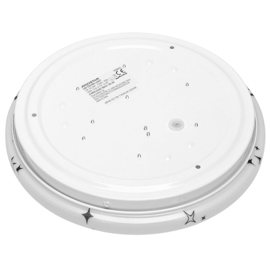 LED stropné svetlo je zobrazené zospodu. Vidno jeho zadnú stranu s technickými údajmi: ARGOSTAR LED CEILING LIGHT, 12W, 100-240V, 50/60HZ, 2700-3000K, IP20, CLASS II, 26.04-AC/18-230L/M-3000K, vyrobené v Číne. Svetlo má okrúhly tvar s čiernymi hviezdičkami na okraji.