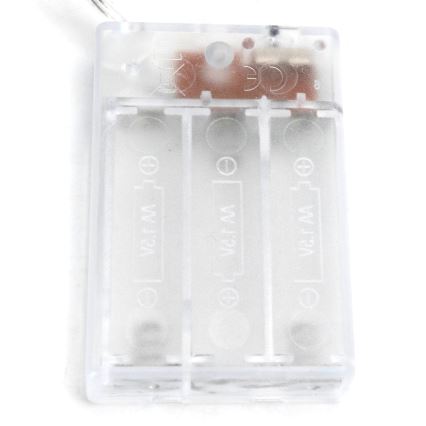 Priehradka na batérie s tromi vloženými batériami typu 1,5 V, AA, na bielom pozadí. Na batériách je označenie „1,5 V & AA“.