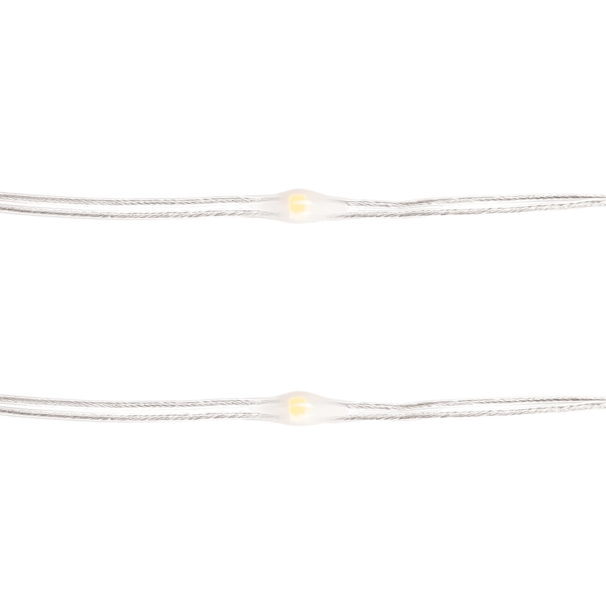 Dve LED diódy svietia na tenkom striebornom drôte na bielom pozadí.