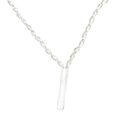 Elektrický kábel s LED diódou je spojený. Kábel je skrútený, striebornej farby. Pozorované je na bielom pozadí.