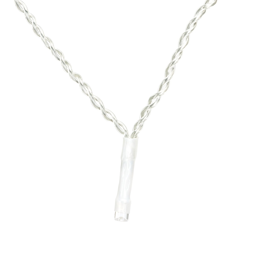 Elektrický kábel s LED diódou je spojený. Kábel je skrútený, striebornej farby. Pozorované je na bielom pozadí.