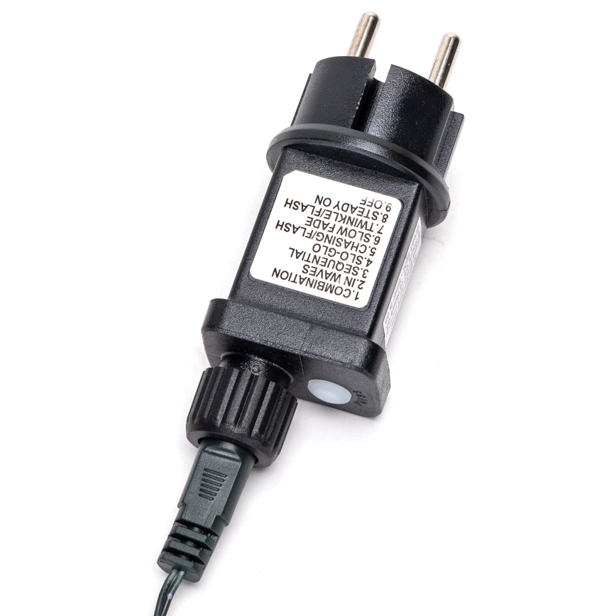 Elektrická zástrčka s popisom svetelných režimov: kombinácia, vlny, pomalé svetlo, sekvenčné, pomalé zhasínanie, prenasledovanie/blesk, stále svietenie, blikanie. Je položená na bielom pozadí.