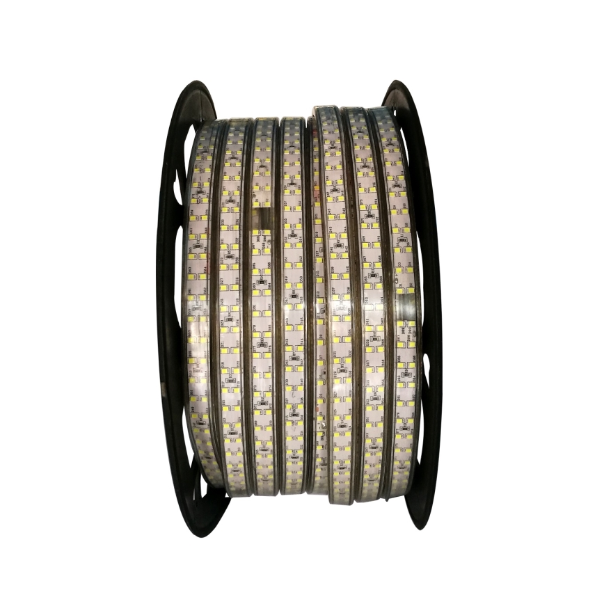 LED páska je navinutá na čiernej cievke. Páska je biela a obsahuje mnohé malé LED diódy. Cievka je na bielom pozadí.