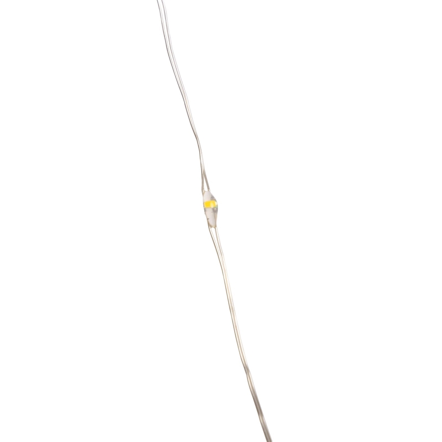 LED dióda je umiestnená na tenkom striebornom drôte. Drôt je ohnutý. Biely pozadie.