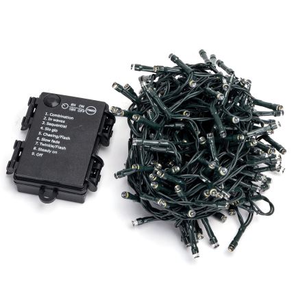 Elektrický svetelný veniec s ovládačom leží na bielom podklade. Ovládač má deväť svetelných režimov: kombinácia, vlny, sekvenčné, pomalé žiarenie, prenasledovanie/blesk, pomalé zhasínanie, blikanie/blesk, stála žiara a vypnuté. Veniec je tmavozelený.